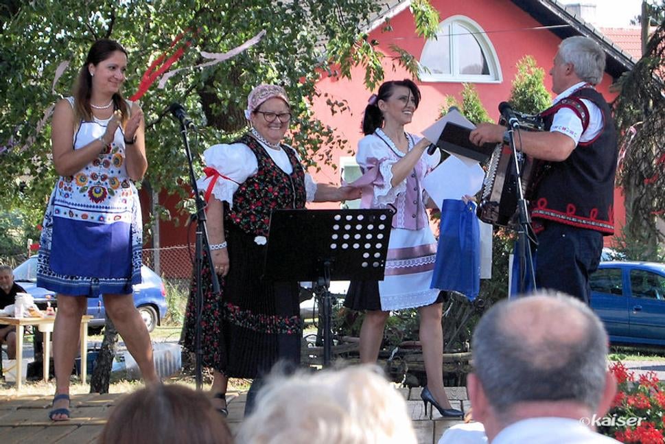 Ďakovné listy pre hudobníkov od Irenky Vencelovej a riaditeľky MSKŠ Simony Holubovej