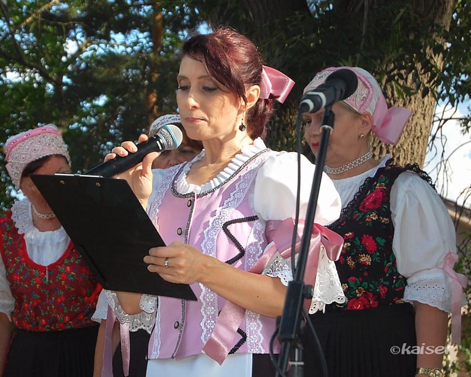Spevácka skupina Zlatomoravčianka sa začala formovať pri organizovaní
ľudových zvykoch a tradícií