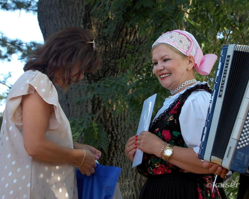 Ďakovný list pre Zlatomoravčianku venovala starostka obce Čierne Kľačany Alena Górová