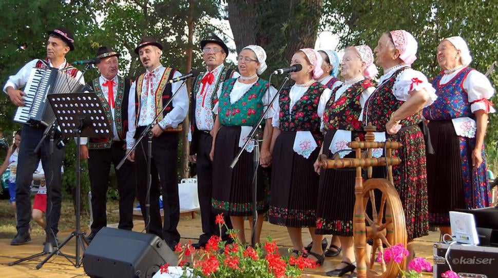 Folklórny súbor Cerianka z Loviec pod vedením Emílie Horňačekovej