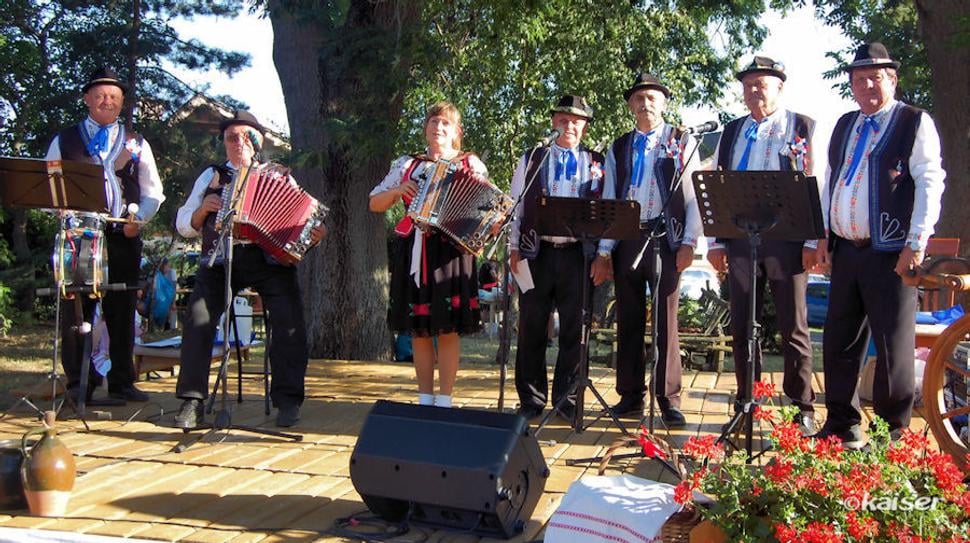 Folklórny súbor Komňackí mládenci pod vedením Ľudovíta Galbavého
