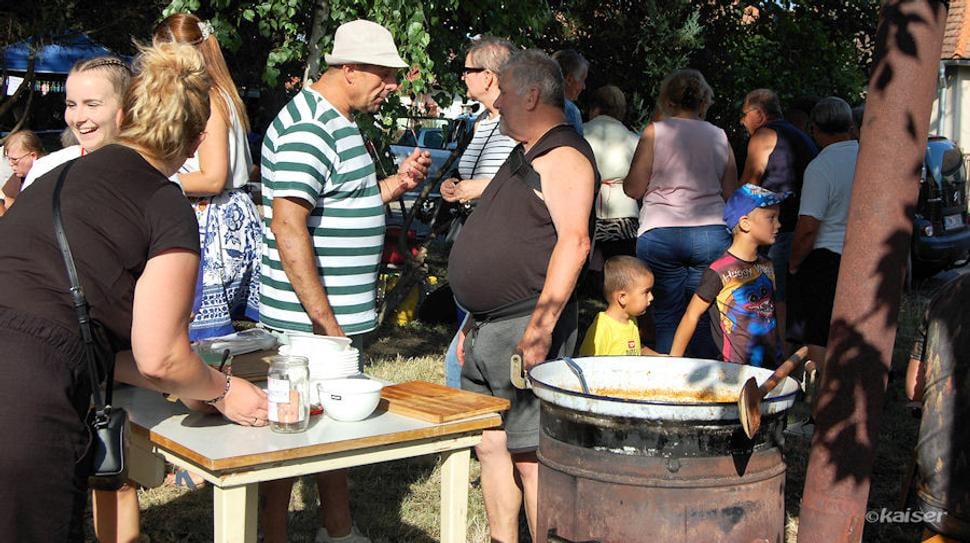 Návštevníkov podujatia pohostila rodina Šalingová a Rajnohová chutným gulášom