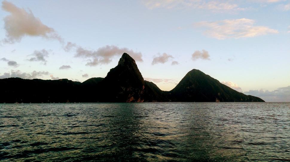 Petit (vľavo) a Grand Piton (vpravo). Petit Piton nevyzerá na turisticky dostupný vrchol