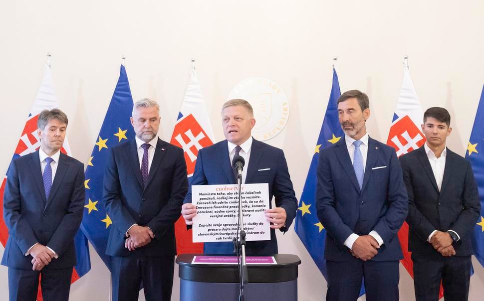 Prime Minister Robert Fico (c) with Deputy Speaker of Parliament Tibor Gašpar (second left), Chief Adviser Erik Kaliňák (r), Foreign Minister Juraj Blanár (second right) and Deputy Foreign Minister Marek Eštok (l) at a press conference on current political issues in Bratislava, Tuesday, July 29, 2025.