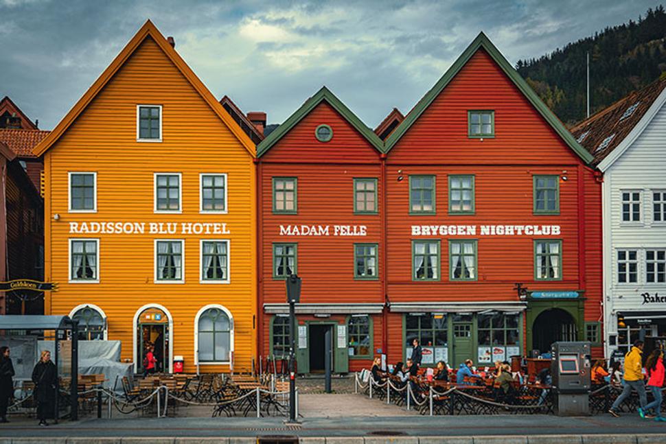 Hoci je hotel veľký, podarilo sa ho citlivo zakomponovať do starého prístavu