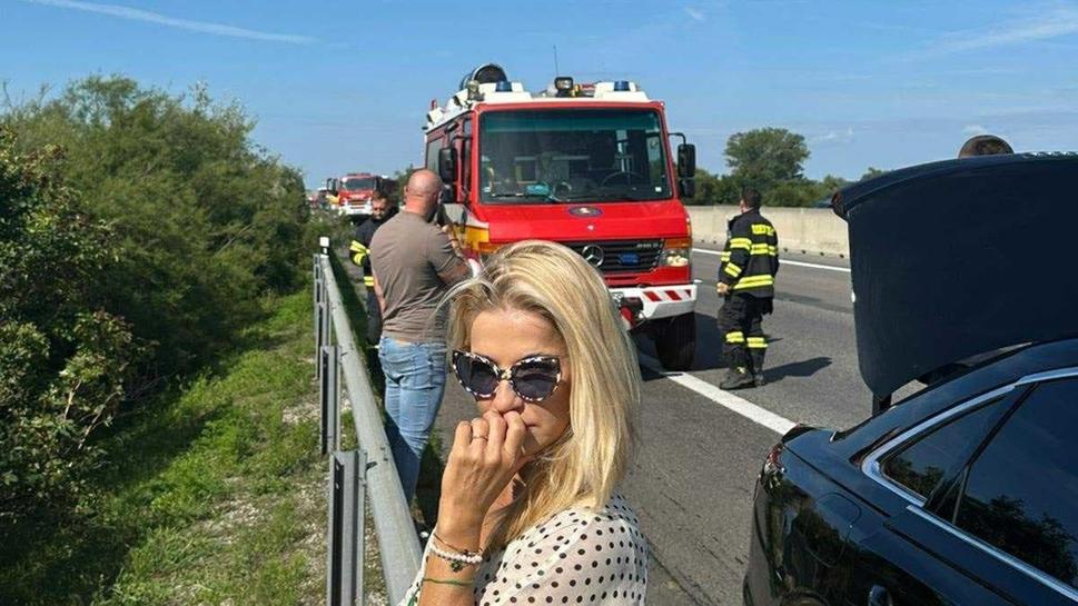 Imidžové okuliare, možno bosá stojí v tráve, panna naša belostná, snáď ju nikto nespozná.