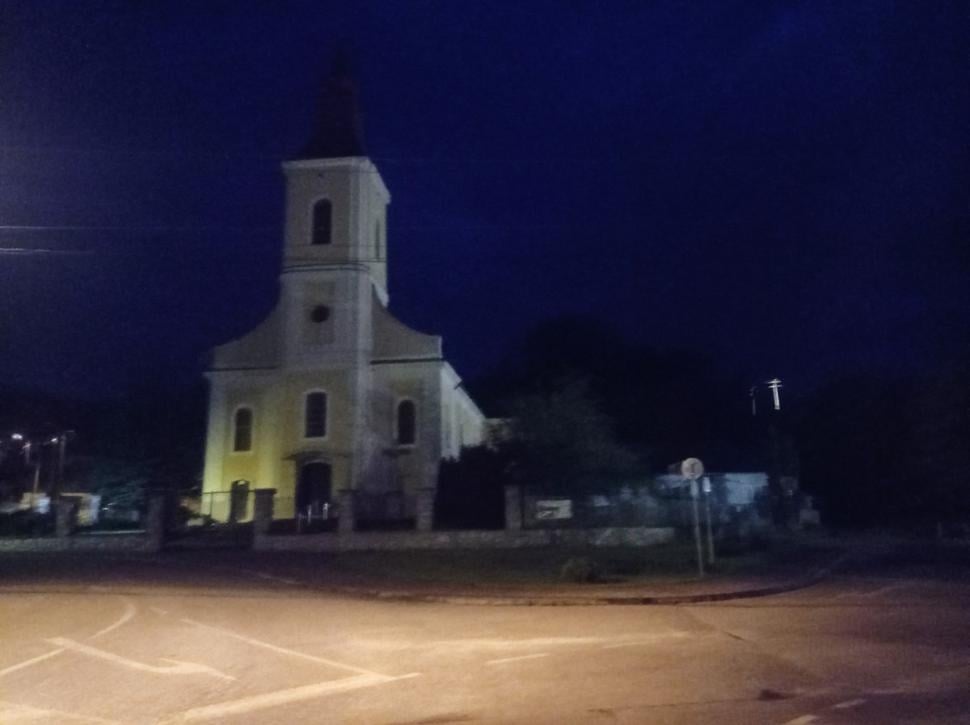 Po zastávke a pečiatke na Rakovej (74.kilometer) som pred desiatou na Dobrej vode (82.kilometer) Na moje prekvapenie netečie pri kostole prameň. Posledný krát si naberám vodu na wc a pokračujem. Mám dve hodiny na 12 kilometrov.