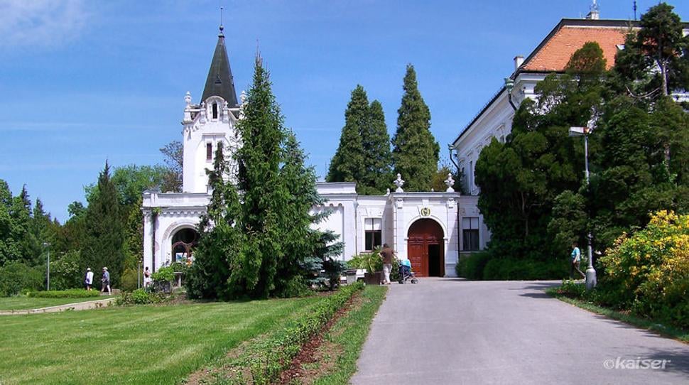 Vstup do parku Arboréta a ku kaštieľu s jeho novogotickou vežou