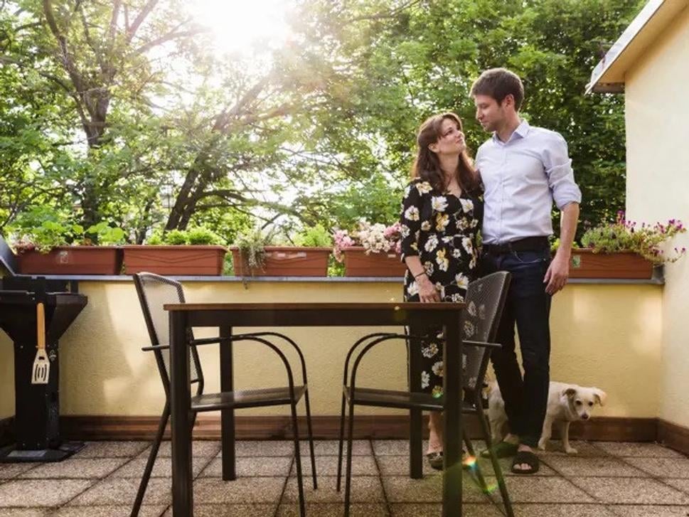 Na snímke Michal Šimečka s partnerkou vo svojom staromestkom byte, ktorý prerábajú.