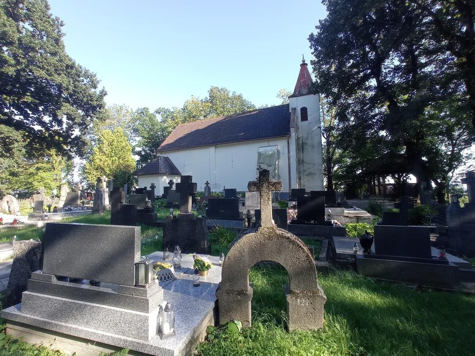Starodávny kostol na cintoríne.