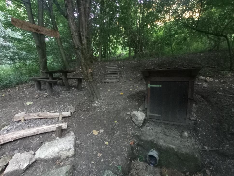 Studnička pred Plaveckým Mikulášom. Veľmi pekné miesto. Vďaka všetkým, ktorí priložili ruku k dielu.