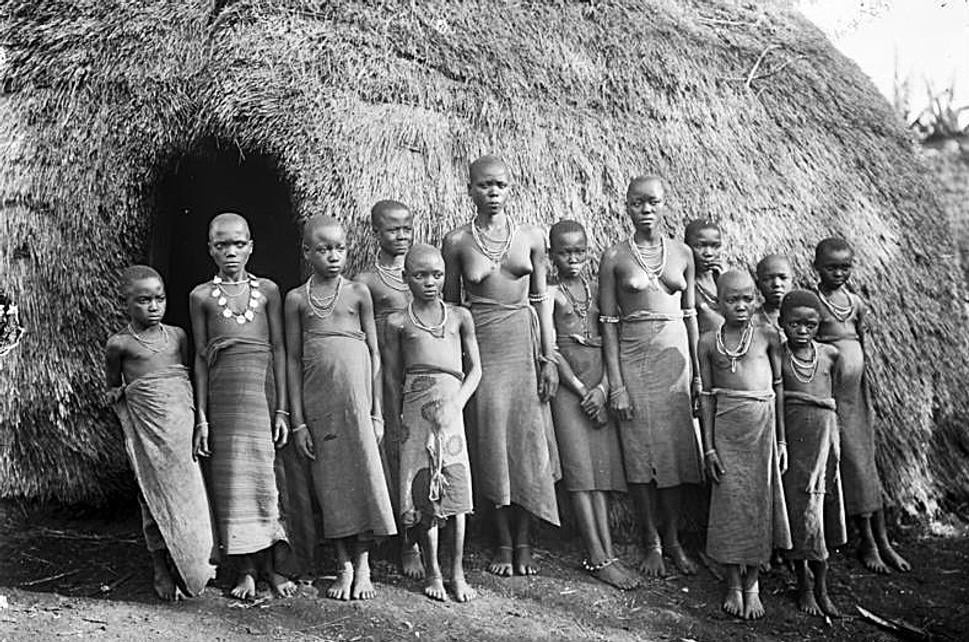 Chaggské dívky ve vesničce pod Kilimadžárem, rok 1906–1918