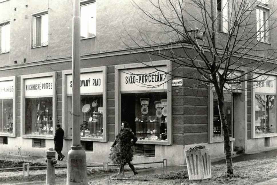 Pohľad na obchod z roku 1977. Výklad a fasáda, ktoré si zachovali pôvodný ráz. Stačí sa pristaviť a človek má pocit, že sa vrátil o niekoľko desaťročí späť.