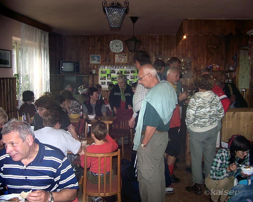 Stretnutie turistov na chate Veľkého Inovca s množstvom vzácnych hostí a návštevníkov zo širokého okolia
