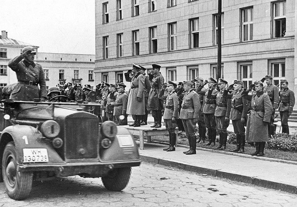 Slávnostná vojenská prehliadka v meste Brest - Litovsk, spoločná oslava víťazstva nad Poľskom. Na pódiu generál Guderian a generál Krivošein
