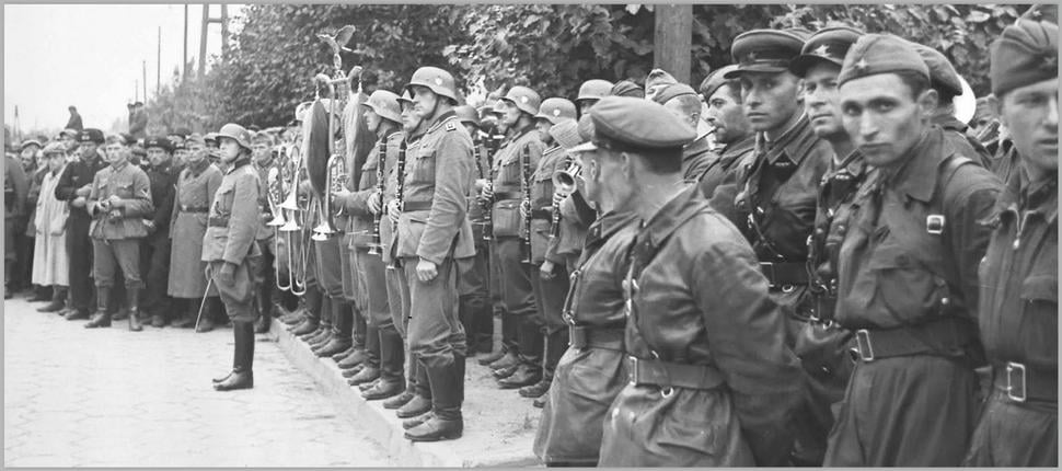Bratia v zbrani. Sovietski a nemeckí vojaci na slávnostnej prehliadne dňa 22. septembra 1939 v Brest - Litovsku. Alebo v zmysle vtedajšej doby : Да здравствует вечная дружба между братьями по оружию – фашистами и коммунистами!