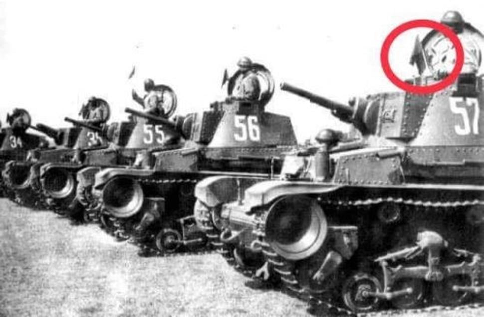 Nácvik manévrovania sovietskych tankových jednotiek pomocou vlajočiek. Nuž..., keď v tankoch neboli vysielačky, a ak boli, tak nefungovali, a ak aj fungovali, tak nič počuť nebolo, lebo boli sovietske...