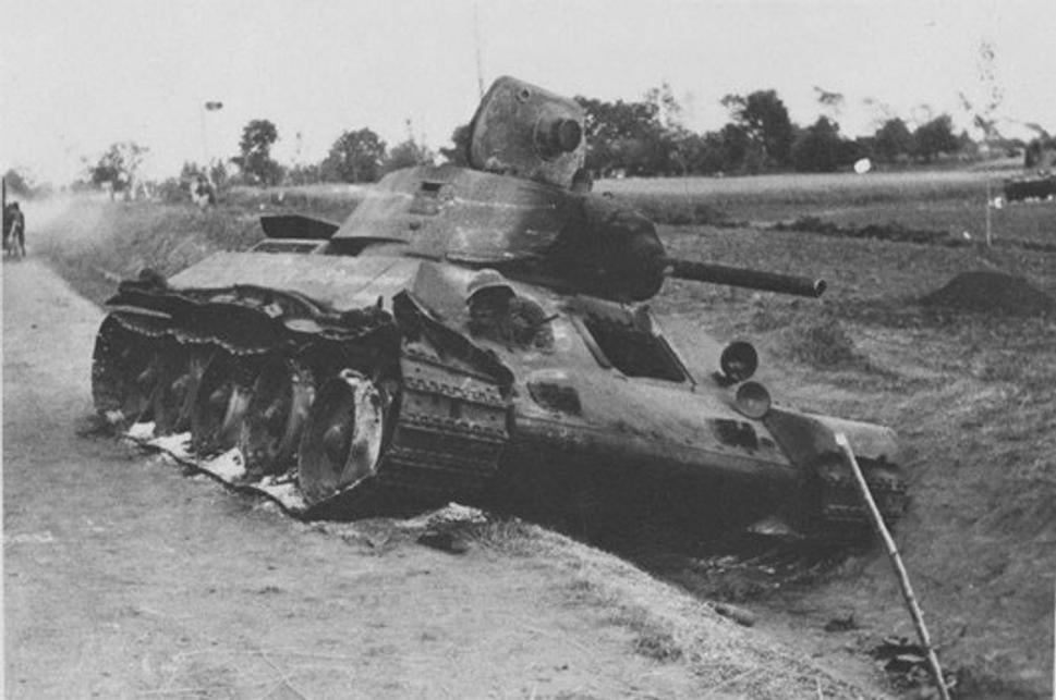 Tank T-34, jún 1941, neďaleko Dubna. Tank patril 12. tankovej divízii 8. mechanizovaného zboru, zničený bol 111. divíziou pechoty pluku Herman Gohring