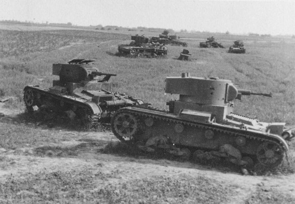 Zničené sovietske tanky T-26, neďaleko mesta Lutsk, jún 1941. Tanky patrili 19. tankovej divízii 22. mechanizovaného zboru