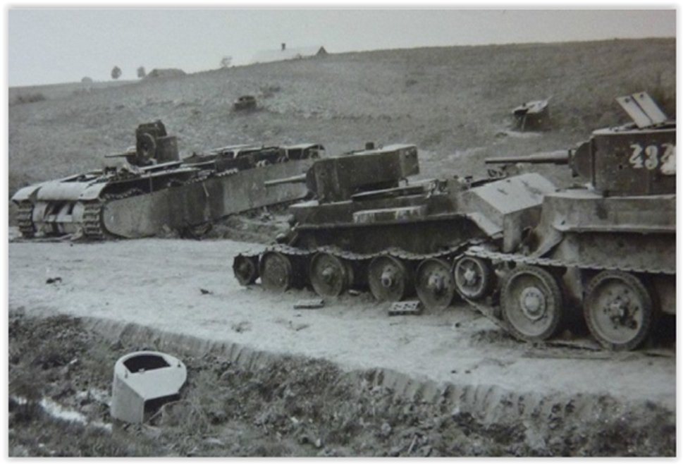 Zničené sovietske tanky neďaleko Dubna. Tank T-35 mal pôvodne päť veží, ale Nemci mu ich oholili ako Slota fica pri emisiách