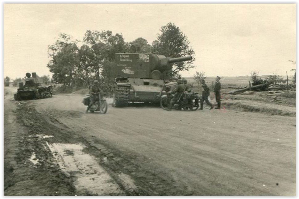 Nemeckí vojaci si prezerajú zničený sovietsky tank KV-2 na ceste do Dubna. Jún 1941