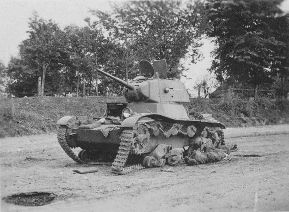 Zničený sovietsky tank T-26 na ulici v meste Dubno. Jún 1941