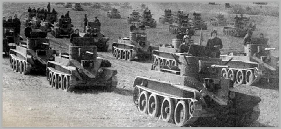 Mohutné sovietske tankové kolóny presúvajúce sa začiatkom leta 1941 na západné hranice ZSSR.