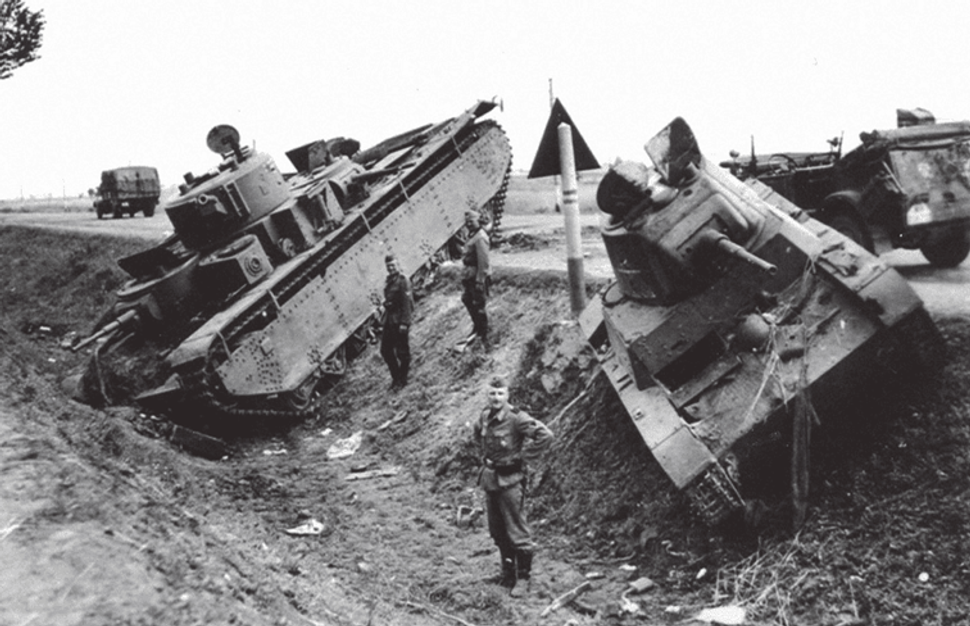 Nemeckí vojaci si prezerajú zničenú sovietsku techniku pri ceste na Dubno, jún 1941