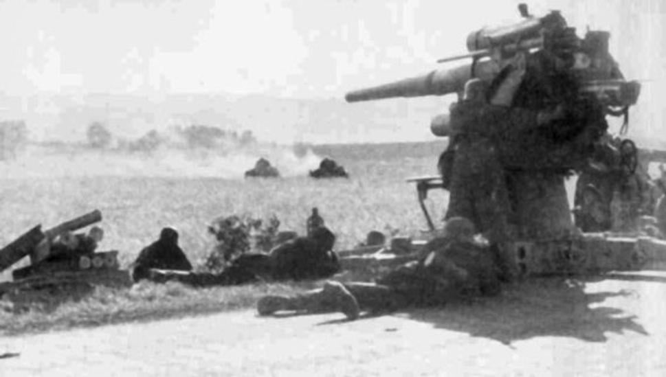 Nemeckí vojaci ničia protilietadlovým 88 mm kanónom sovietske tanky T-34. Neďaleko mesta Lutsk, jún 1941