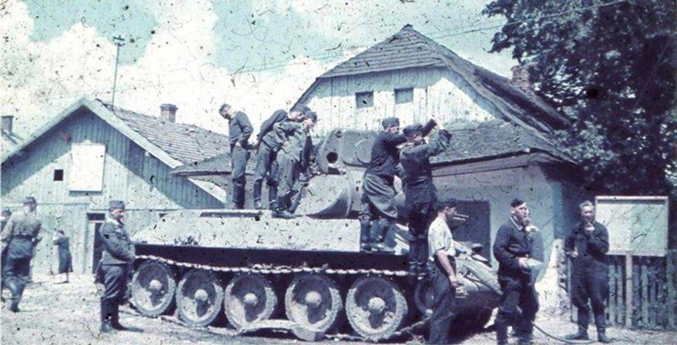 Nemeckí vojaci prezerajú sovietsky tank T-34 v meste Dubno