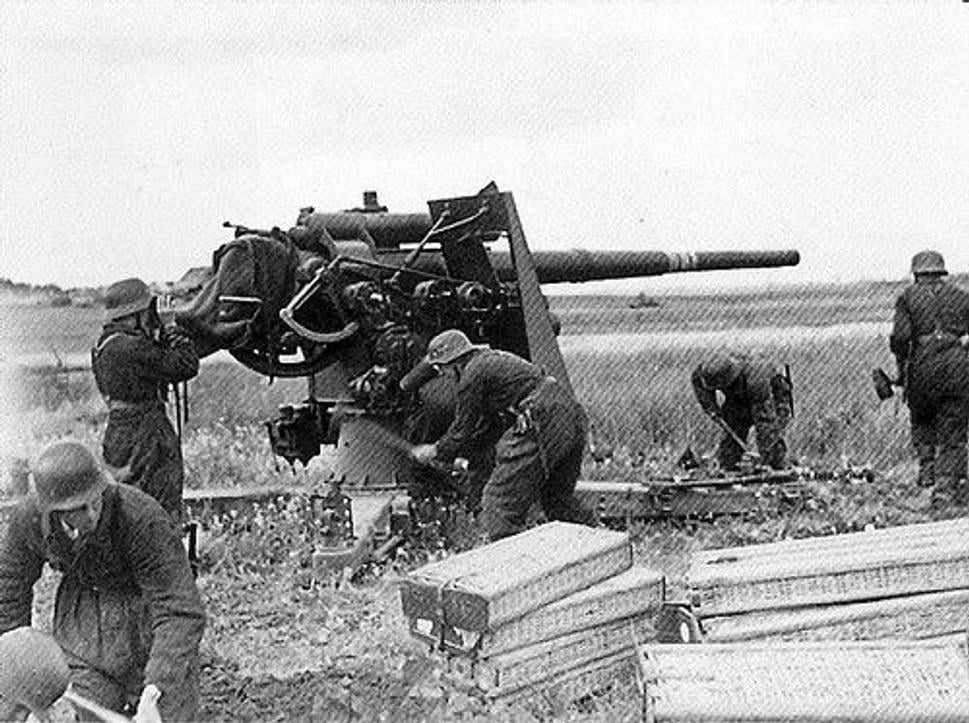 Nemeckí vojaci obsluhujúci protilietadlový 88 mm kanón, hlavnú hrozbu pre sovietske tanky T-34 a KV-2