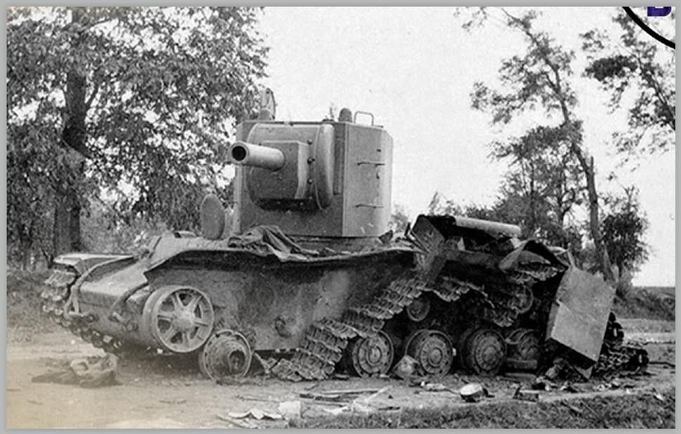 Výsledok stretnutia sa nemeckého protilietadlového kanóna a sovietskeho ťažkého tanku KV-2