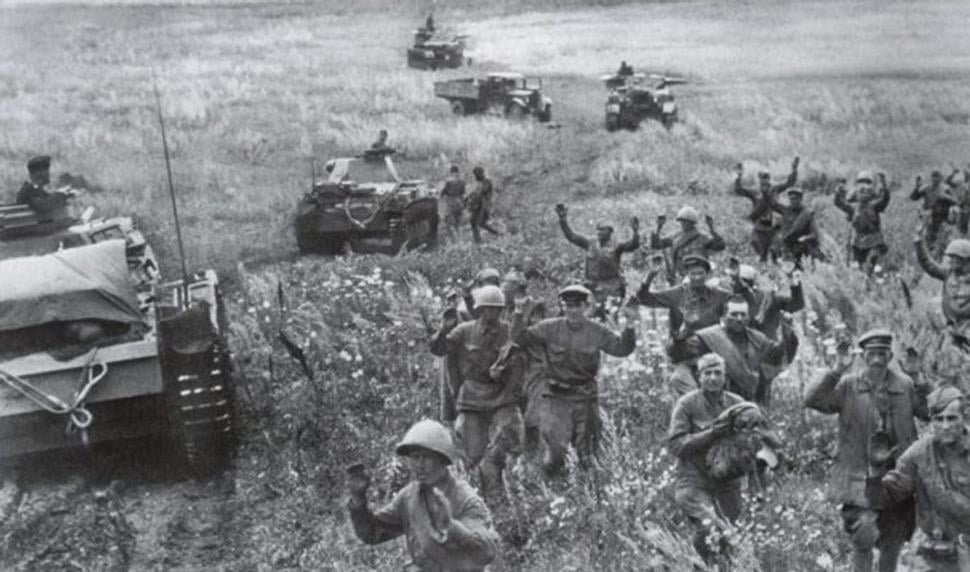 Tisíce sovietskych vojakov sa po prehranej bitke pri mestách Dubno a Brody vzdalo Nemcom. Počty vojakov, ktorí sa v tých dňoch vzdali na celej šírke frontu, išli do státisícov