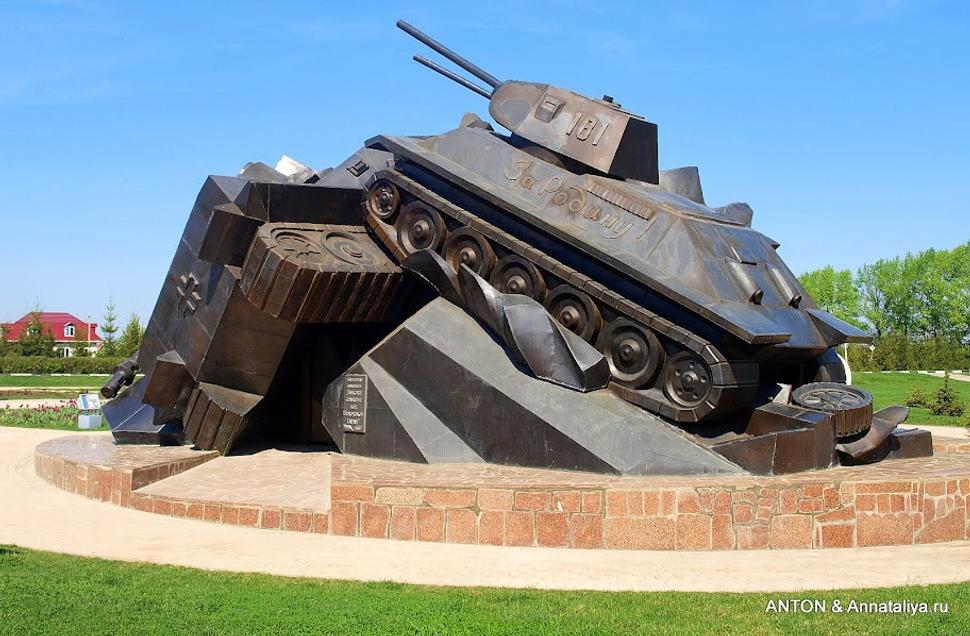 Pamätník veľkého víťazstva sovietov nad nemeckými tankami u Prochorovky. Ideologicky zaparkovaný T-34, lebo veď aj prehra je výhra, aj klamstvo je pravda, aj hlúposť je múdrosť...