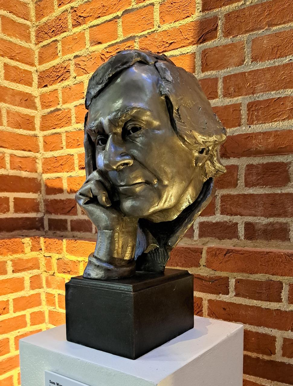 Sam Wanamaker, 1919–1993. Bronzová busta od Geralda Lainga z r. 1992, bola odhalená Princom Philipom, manželom kráľovej Elizabeth II. v r. 1996 za prítomnosti vdovy, Charlotte Wanamaker.