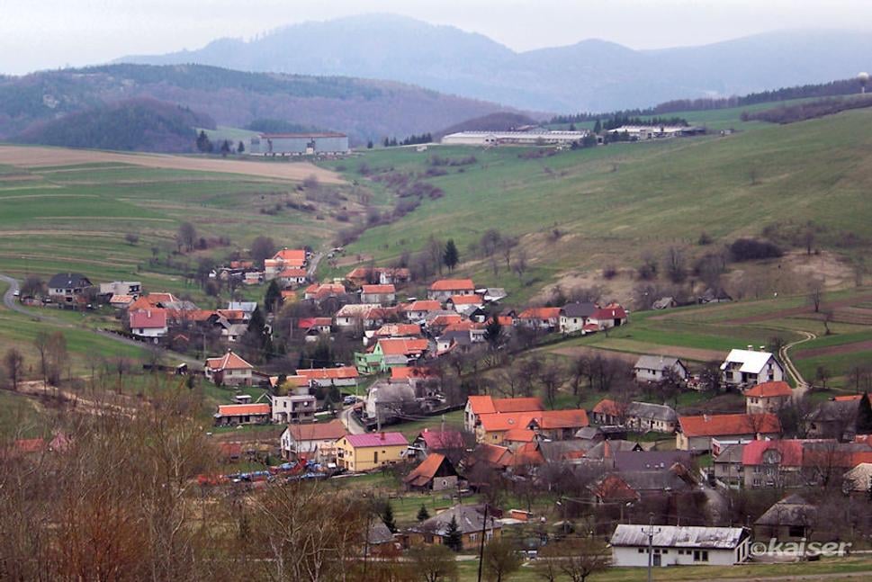 Prvé výhľady z úpätia vrchu Vojšín na viacero osád a štálov