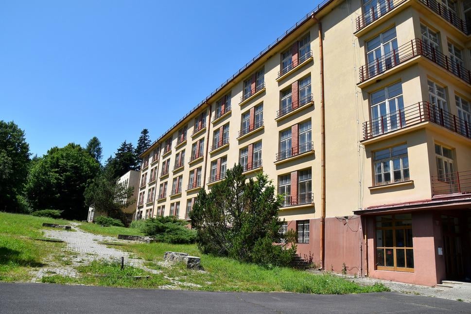 opustená budova kúpeľov