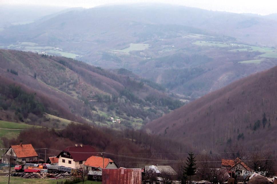 Pohľad do doliny Žiatvy na rozhraní pohorí Pohronského Inovca, Vtáčnika a Tribeča