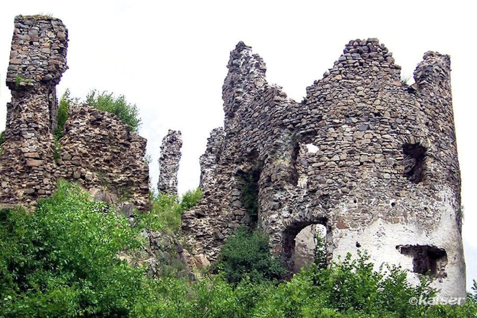 Pohľad na hrad Revište z Revišťského Podzámčia