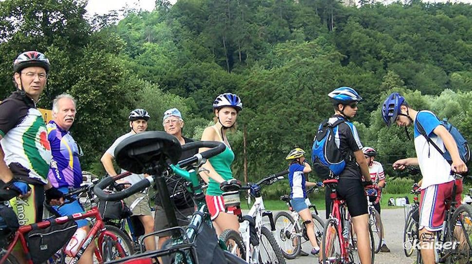 Cykloturisti zo Zlatých Moraviec pod hradom Revište