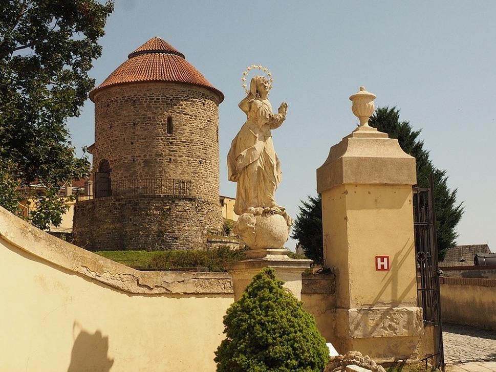 V pozadí rotunda sv. Kateřiny