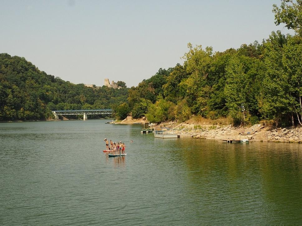 Vranovská priehrada, vzadu hrad Cornštejn