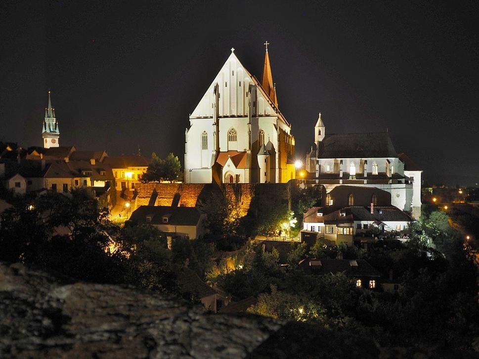 Zľava Radniční věž, chrám sv. Mikuláše, kaplnka sv. Václava