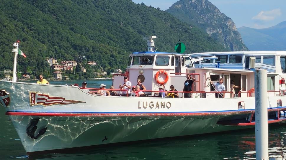 Loď premávajúca po Luganskom jazere