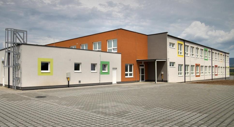 Základná škola v obci Ostrovany. Postavená obcou pre vlastných žiakov. Spokojná obec, žiaci, rodičia. Do jej postavenia žiaci dochádzali 3 autobusmi do susednej dediny.