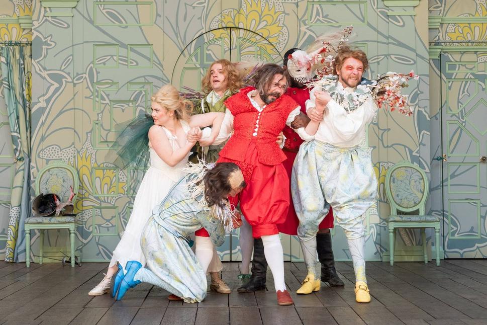 Sir John Falstaff (v strede v červenom kostýme), dnes sa už málo vie, že postava sa pôvodne volala Sir John Oldcastle. Pokiaľ by sme chceli dať komédii »The Merry Wivws of Windsor« alternatívny názov, najvýstižnejší by mohol byť práve »Sir John Falstaff.«
