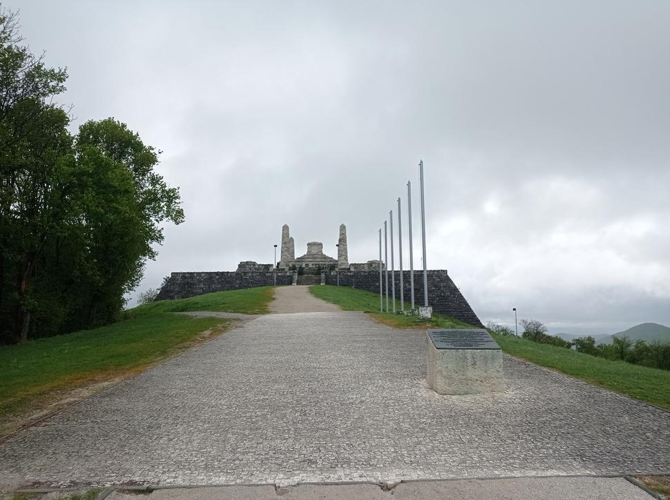 Mohyla M.R.Štefánika nad Brezovou pod Bradlom.