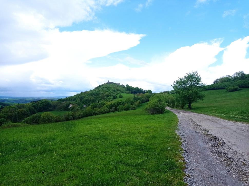 Pred hradom Branč.