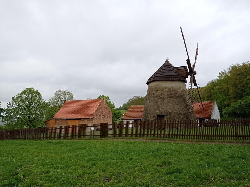 Veterný mlyn pri obci Kuželov, Česko.