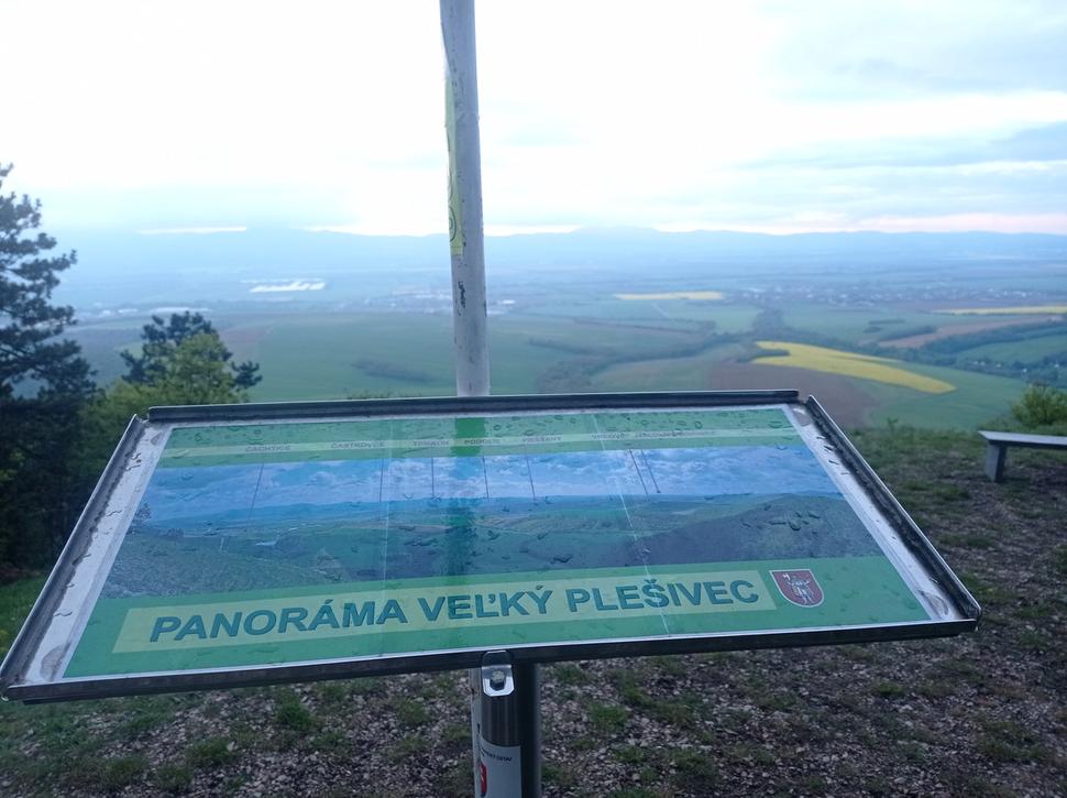 Za dedinkou Višňové na vrchu Veľký Plešivec.